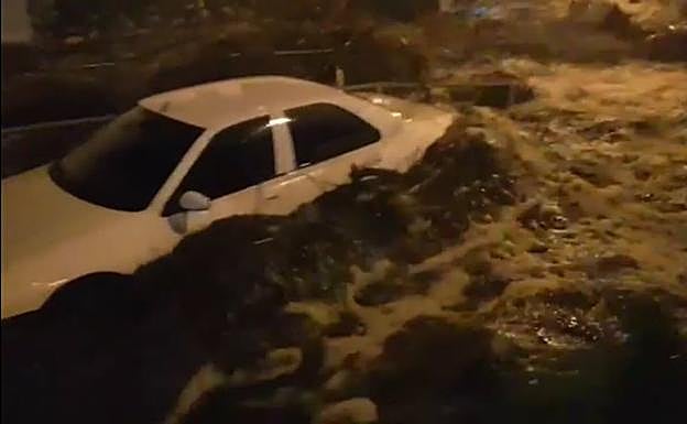 La Riada arrastró decenas de vehículos. 