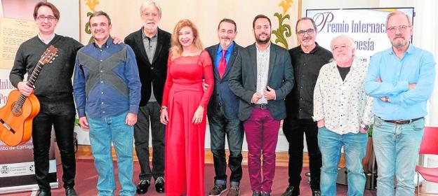 Miembros del jurado, entre ellos el poeta Eloy Sánchez Rosillo y Vicente Gallego, ayer, durante la lectura del fallo de esta edición. 