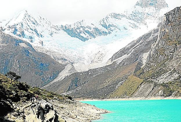 El equipo de investigadores (abajo a la izquierda) camina en dirección a la lengua del glaciar Chacraraju, con el Nevado Pirámide (5.800 m.) de la Cordillera Blanca al fondo. 