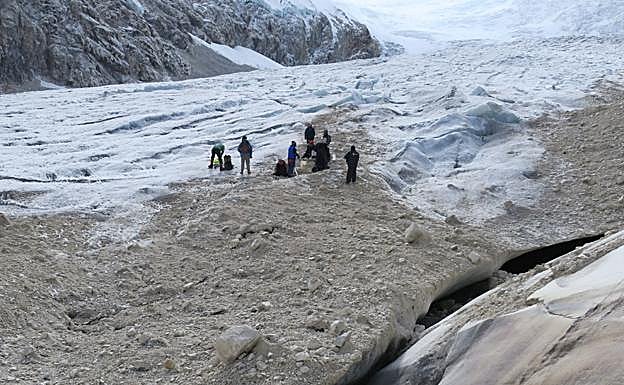 Los investigadores realizan mediciones en el glaciar Artesonraju. 