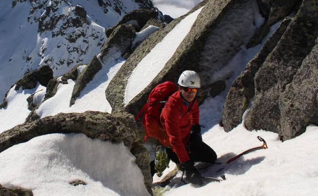 Álvaro escala hacia la cumbre.