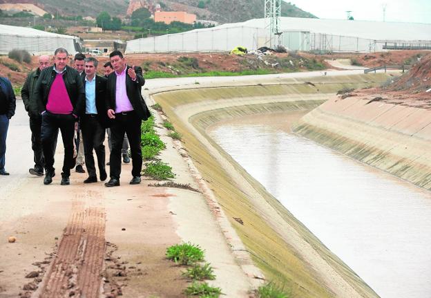 El presidente del Scrats, el consejero Del Amor y Manuel Martínez recorrieron ayer el canal del Postrasvase. 