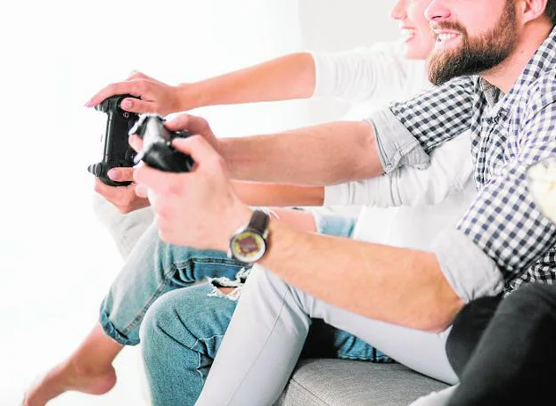 La afición por los videojuegos no entiende de sexo ni edad. Freepik