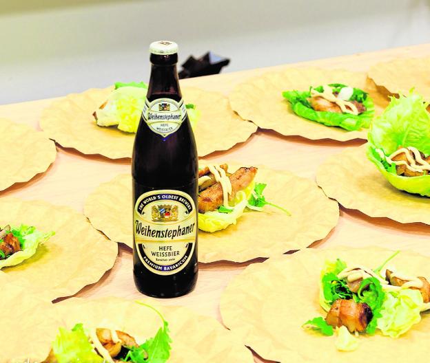 La empresa combina cervezas con platos culinarios elaborados por Ester Cánovas. G. 