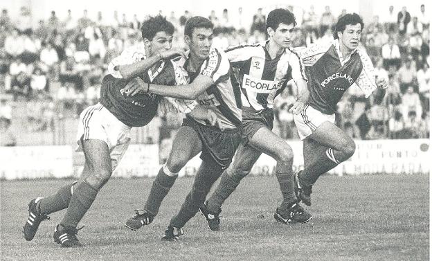 Jugada del derbi que disputaron el Lorca Promesas y el Lorca Deportiva en la temporada 92-93. 