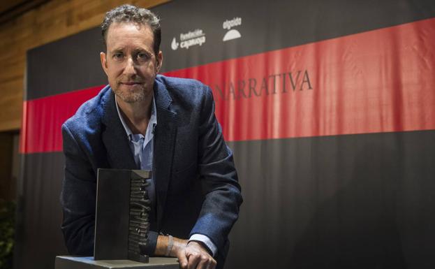 El escritor Jerónimo Tristante con el galardón.