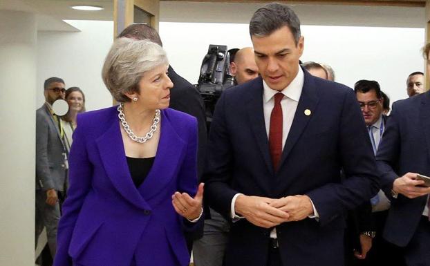 Theresa May (i) y Pedro Sánchez. 