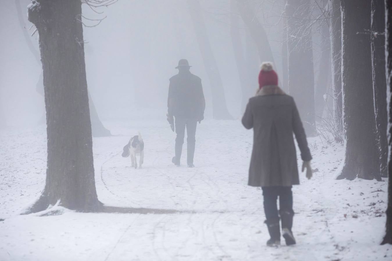 Varias personas pasean sobre la nieve en la colina de Buda en Budapest (Hungría), donde el frío ha llegado para quedarse.