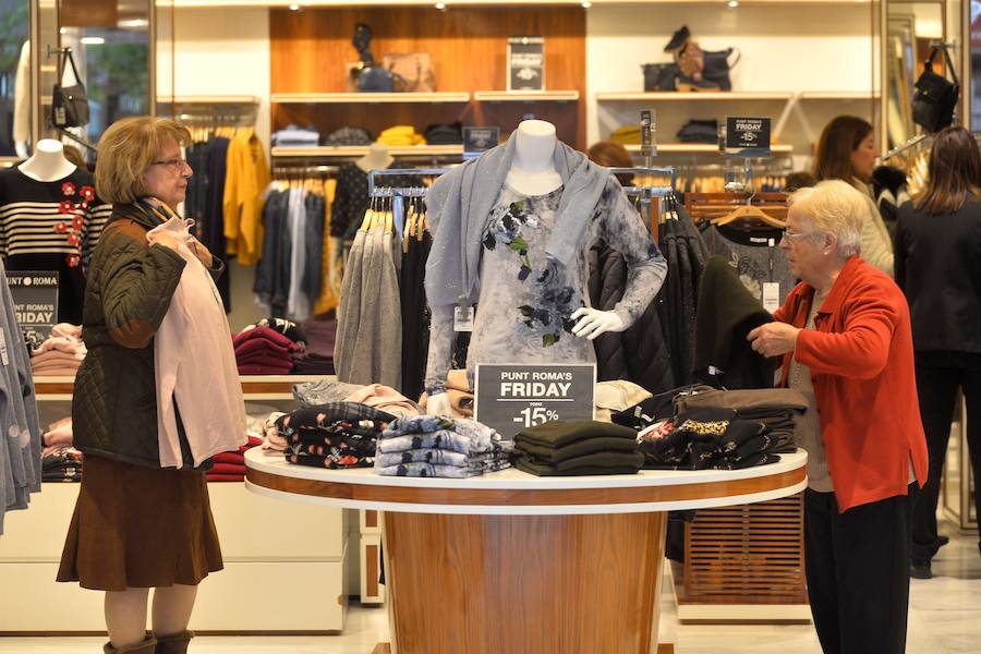 Multitud de ciudadanos se acercan a los comercios este 'viernes negro' buscando las ofertas de electrónica, moda y todo tipo de productos