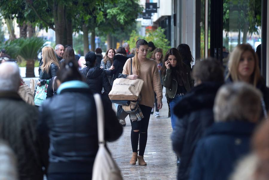 Multitud de ciudadanos se acercan a los comercios este 'viernes negro' buscando las ofertas de electrónica, moda y todo tipo de productos