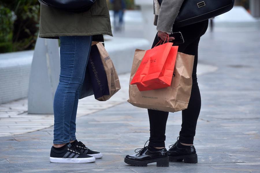 Multitud de ciudadanos se acercan a los comercios este 'viernes negro' buscando las ofertas de electrónica, moda y todo tipo de productos