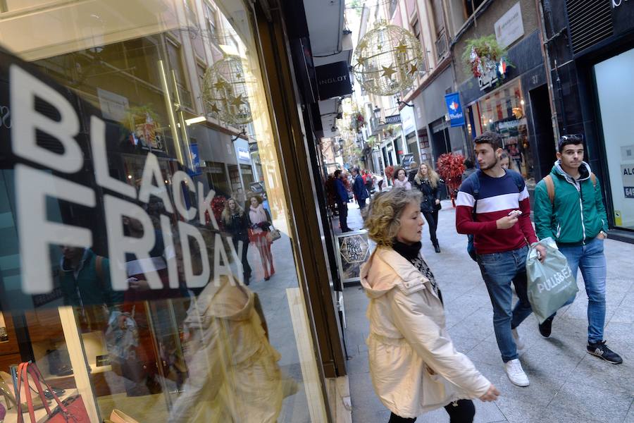 Multitud de ciudadanos se acercan a los comercios este 'viernes negro' buscando las ofertas de electrónica, moda y todo tipo de productos