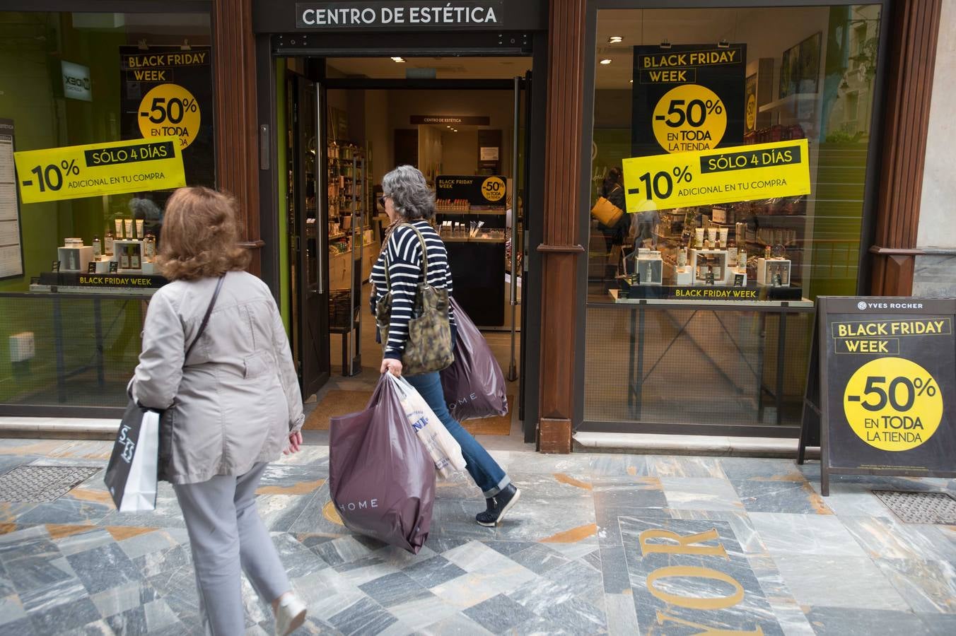 Miles de compradores se han lanzado a las tiendas para aprovechar las ofertas en tecnología, moda y todo tipo de productos que los comercios han preparado en este 'viernes negro' 