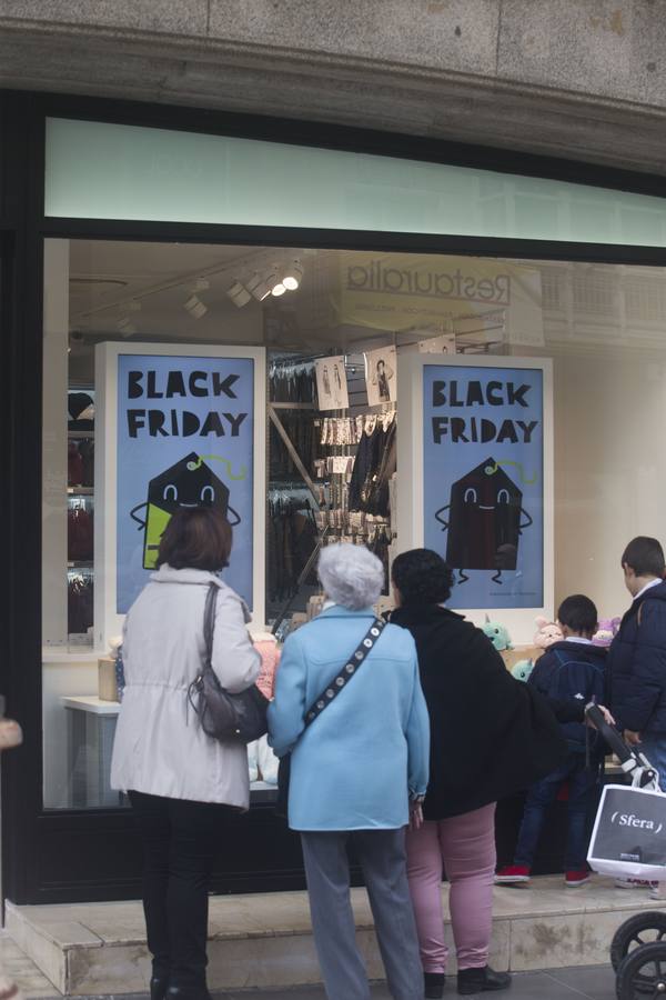 Miles de compradores se han lanzado a las tiendas para aprovechar las ofertas en tecnología, moda y todo tipo de productos que los comercios han preparado en este 'viernes negro' 