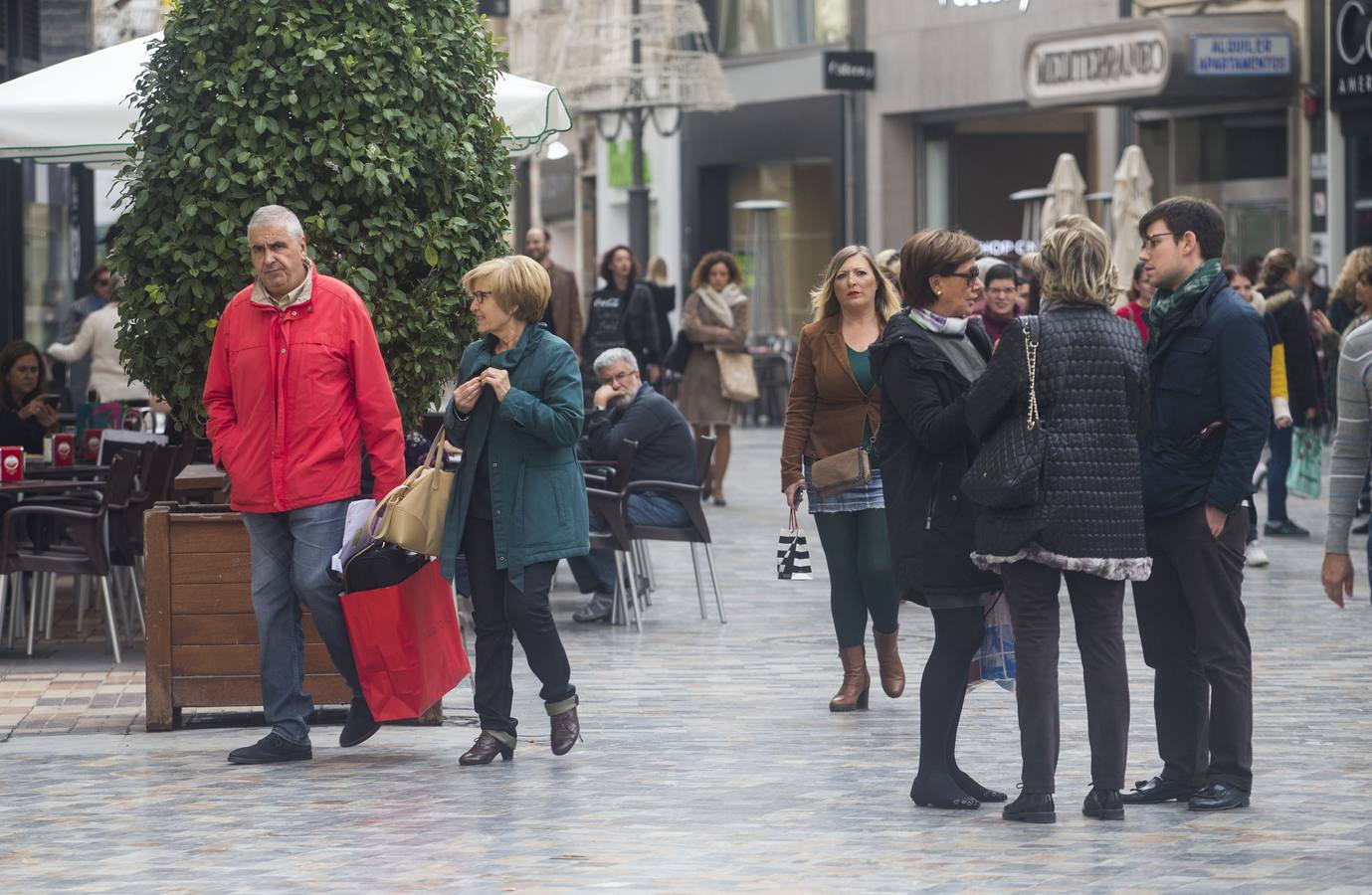 Miles de compradores se han lanzado a las tiendas para aprovechar las ofertas en tecnología, moda y todo tipo de productos que los comercios han preparado en este 'viernes negro' 