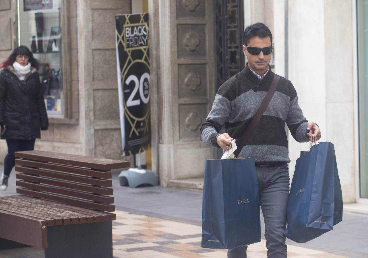 Miles de compradores se han lanzado a las tiendas para aprovechar las ofertas en tecnología, moda y todo tipo de productos que los comercios han preparado en este 'viernes negro' 