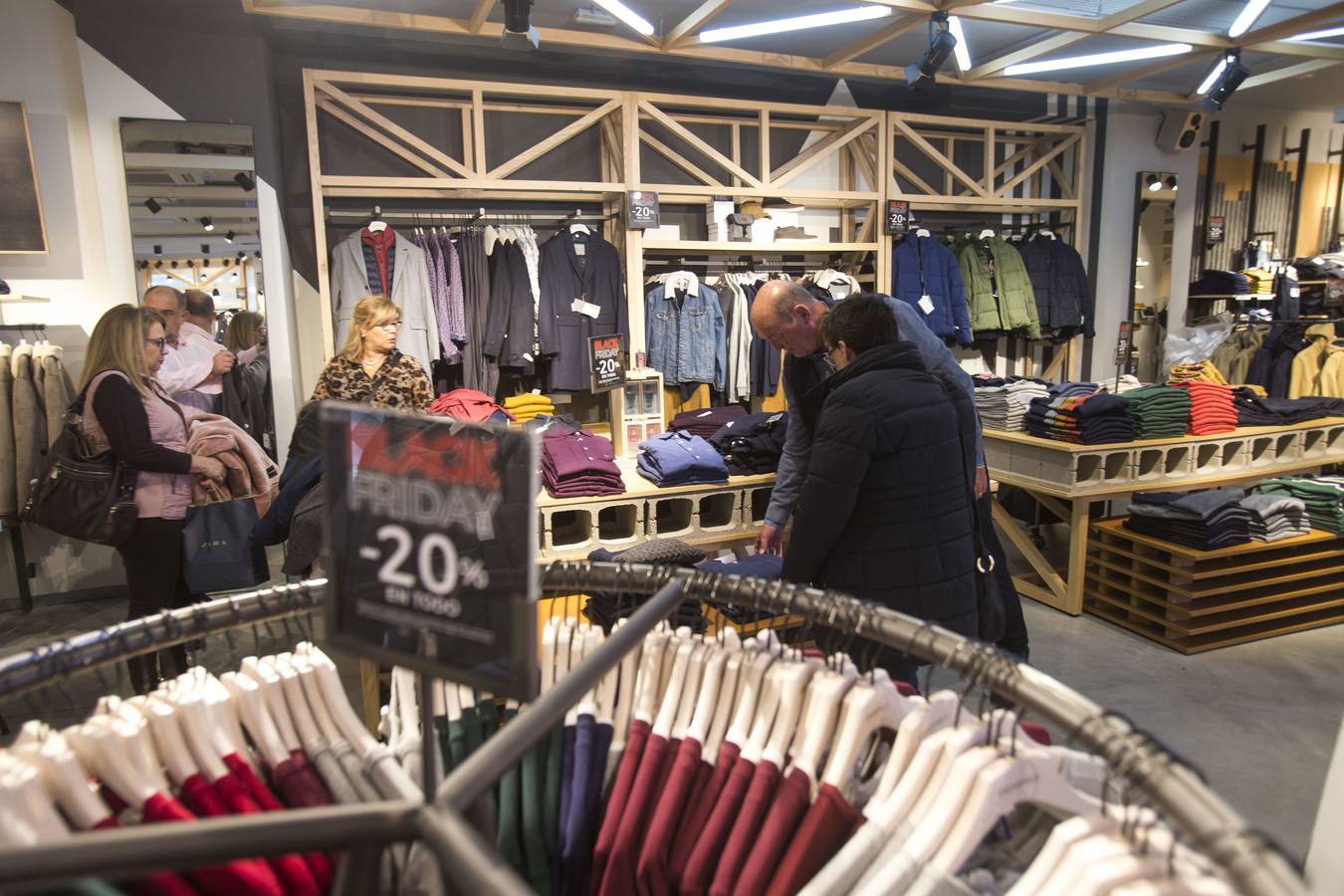 Miles de compradores se han lanzado a las tiendas para aprovechar las ofertas en tecnología, moda y todo tipo de productos que los comercios han preparado en este 'viernes negro' 