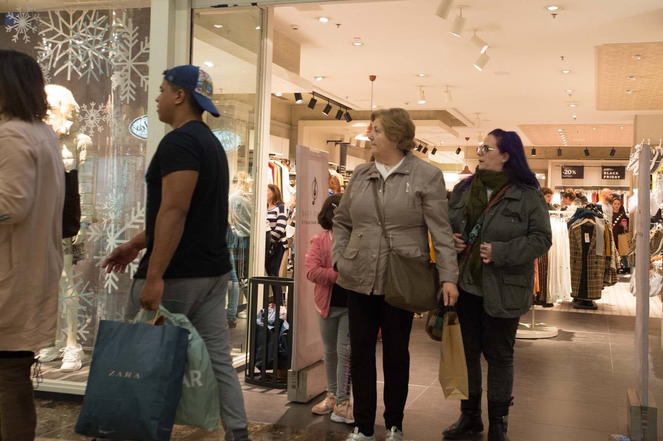 Miles de compradores se han lanzado a las tiendas para aprovechar las ofertas en tecnología, moda y todo tipo de productos que los comercios han preparado en este 'viernes negro' 