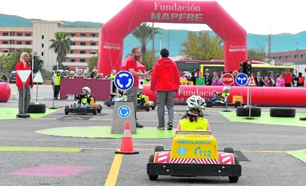  Escolares aprendiendo ayer seguridad vial en la caravana de la Fundación Mapfre. 