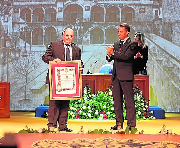 Francisco Salinas Blanco recogió la distinción, a título póstumo, de su padre, Francisco Salinas Correas. 