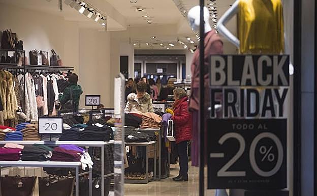 Varios clientes en una tienda de Cartagena, ayer. 