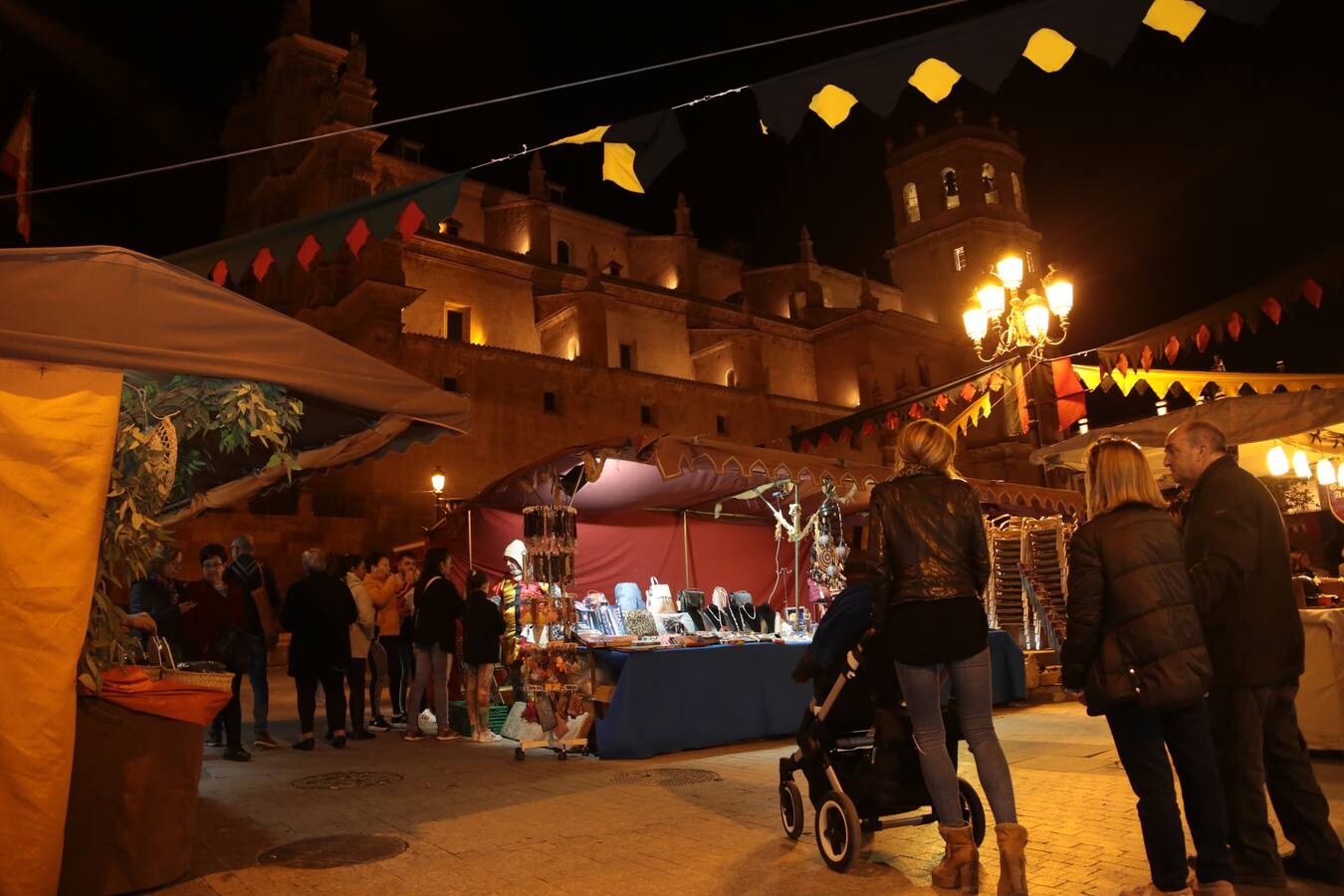 El mercado medieval se instala en las calles de Lorca.