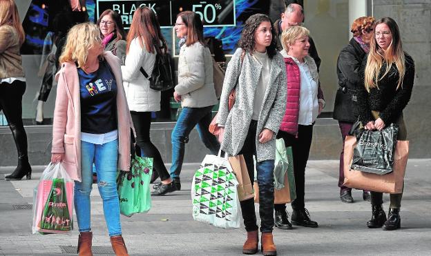 Varias mujeres cargadas de bolsas en el centro de Murcia, ayer por la mañana. 