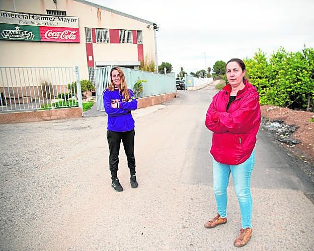 María Teresa y Mari Carmen, ayer, en la puerta de la empresa familiar asaltada. 