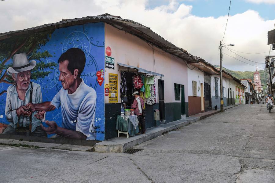 El Primer Festival Internacional de Murales por la Paz en San Carlos, departamento de Antioquia, Colombia. Esta ciudad está ubicada en una región geográfica estratégica donde grupos paramilitares y guerrilleros lucharon por el control del territorio. Según los organizadores del evento, el Festival Mural está dirigido a cambiar la percepción negativa de la ciudad, conocida principalmente por su pasado violento, en un sitio abierto al turismo que ofrece buenas instalaciones de alojamiento, actividades como ecoturismo y ahora agrega un circuito de 56 murales. a recorrer.