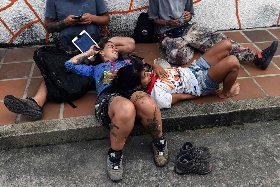 El Primer Festival Internacional de Murales por la Paz en San Carlos, departamento de Antioquia, Colombia. Esta ciudad está ubicada en una región geográfica estratégica donde grupos paramilitares y guerrilleros lucharon por el control del territorio. Según los organizadores del evento, el Festival Mural está dirigido a cambiar la percepción negativa de la ciudad, conocida principalmente por su pasado violento, en un sitio abierto al turismo que ofrece buenas instalaciones de alojamiento, actividades como ecoturismo y ahora agrega un circuito de 56 murales. a recorrer.