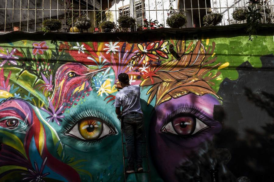 El Primer Festival Internacional de Murales por la Paz en San Carlos, departamento de Antioquia, Colombia. Esta ciudad está ubicada en una región geográfica estratégica donde grupos paramilitares y guerrilleros lucharon por el control del territorio. Según los organizadores del evento, el Festival Mural está dirigido a cambiar la percepción negativa de la ciudad, conocida principalmente por su pasado violento, en un sitio abierto al turismo que ofrece buenas instalaciones de alojamiento, actividades como ecoturismo y ahora agrega un circuito de 56 murales. a recorrer.
