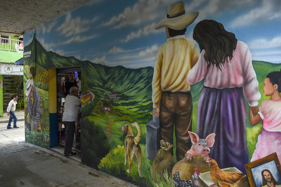El Primer Festival Internacional de Murales por la Paz en San Carlos, departamento de Antioquia, Colombia. Esta ciudad está ubicada en una región geográfica estratégica donde grupos paramilitares y guerrilleros lucharon por el control del territorio. Según los organizadores del evento, el Festival Mural está dirigido a cambiar la percepción negativa de la ciudad, conocida principalmente por su pasado violento, en un sitio abierto al turismo que ofrece buenas instalaciones de alojamiento, actividades como ecoturismo y ahora agrega un circuito de 56 murales. a recorrer.
