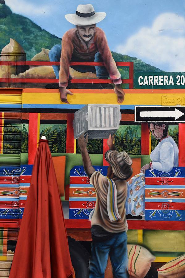 El Primer Festival Internacional de Murales por la Paz en San Carlos, departamento de Antioquia, Colombia. Esta ciudad está ubicada en una región geográfica estratégica donde grupos paramilitares y guerrilleros lucharon por el control del territorio. Según los organizadores del evento, el Festival Mural está dirigido a cambiar la percepción negativa de la ciudad, conocida principalmente por su pasado violento, en un sitio abierto al turismo que ofrece buenas instalaciones de alojamiento, actividades como ecoturismo y ahora agrega un circuito de 56 murales. a recorrer.