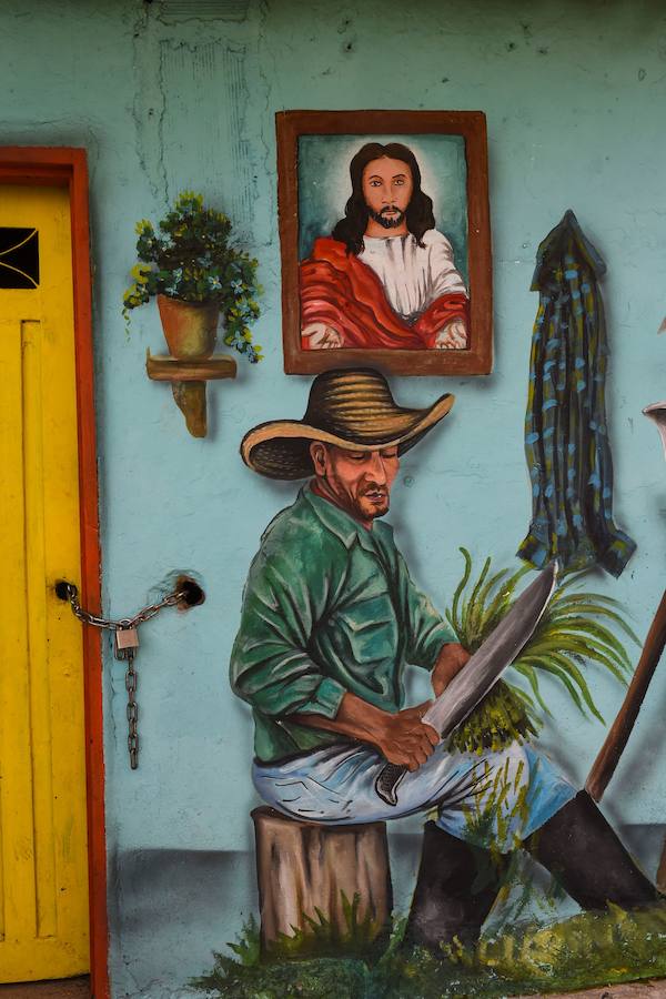 El Primer Festival Internacional de Murales por la Paz en San Carlos, departamento de Antioquia, Colombia. Esta ciudad está ubicada en una región geográfica estratégica donde grupos paramilitares y guerrilleros lucharon por el control del territorio. Según los organizadores del evento, el Festival Mural está dirigido a cambiar la percepción negativa de la ciudad, conocida principalmente por su pasado violento, en un sitio abierto al turismo que ofrece buenas instalaciones de alojamiento, actividades como ecoturismo y ahora agrega un circuito de 56 murales. a recorrer.