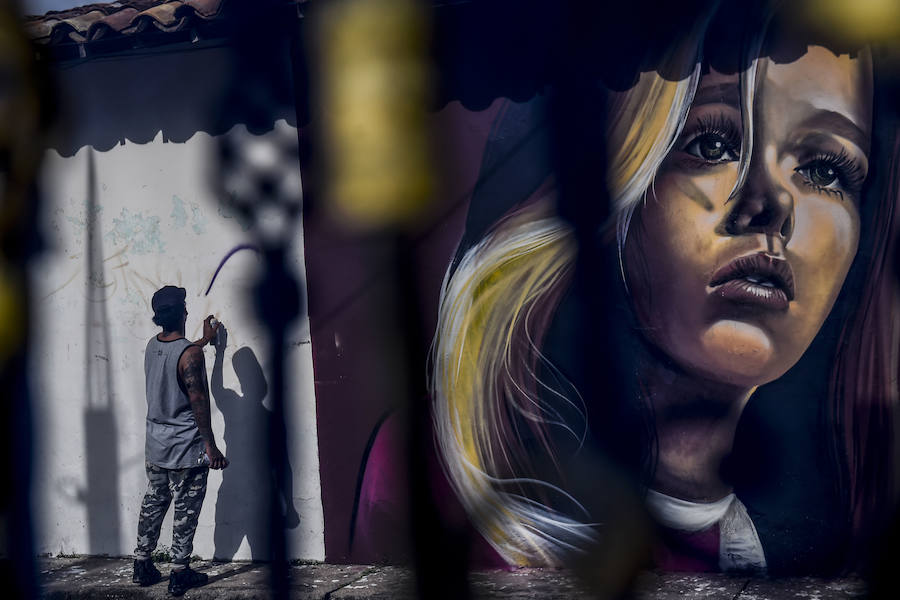 El Primer Festival Internacional de Murales por la Paz en San Carlos, departamento de Antioquia, Colombia. Esta ciudad está ubicada en una región geográfica estratégica donde grupos paramilitares y guerrilleros lucharon por el control del territorio. Según los organizadores del evento, el Festival Mural está dirigido a cambiar la percepción negativa de la ciudad, conocida principalmente por su pasado violento, en un sitio abierto al turismo que ofrece buenas instalaciones de alojamiento, actividades como ecoturismo y ahora agrega un circuito de 56 murales. a recorrer.