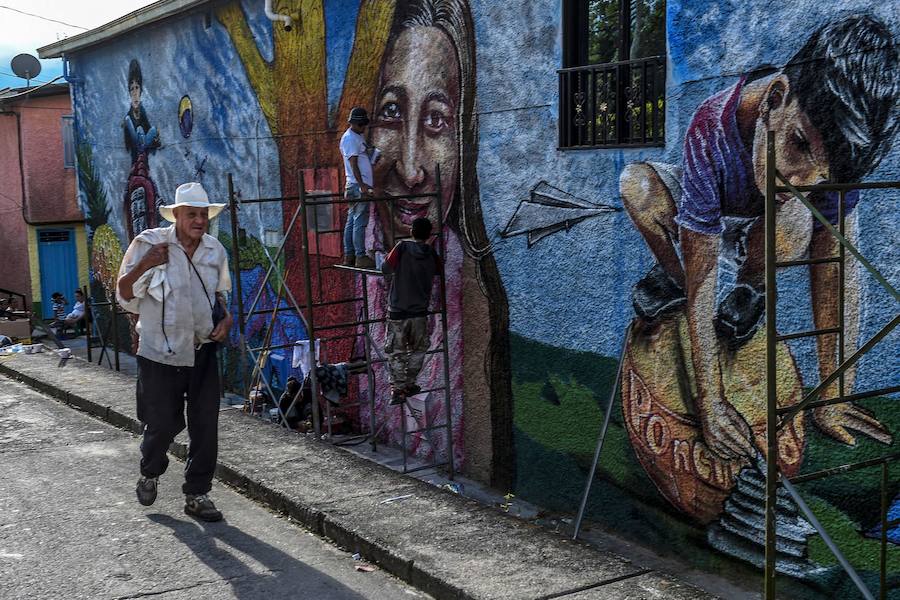 El Primer Festival Internacional de Murales por la Paz en San Carlos, departamento de Antioquia, Colombia. Esta ciudad está ubicada en una región geográfica estratégica donde grupos paramilitares y guerrilleros lucharon por el control del territorio. Según los organizadores del evento, el Festival Mural está dirigido a cambiar la percepción negativa de la ciudad, conocida principalmente por su pasado violento, en un sitio abierto al turismo que ofrece buenas instalaciones de alojamiento, actividades como ecoturismo y ahora agrega un circuito de 56 murales. a recorrer.