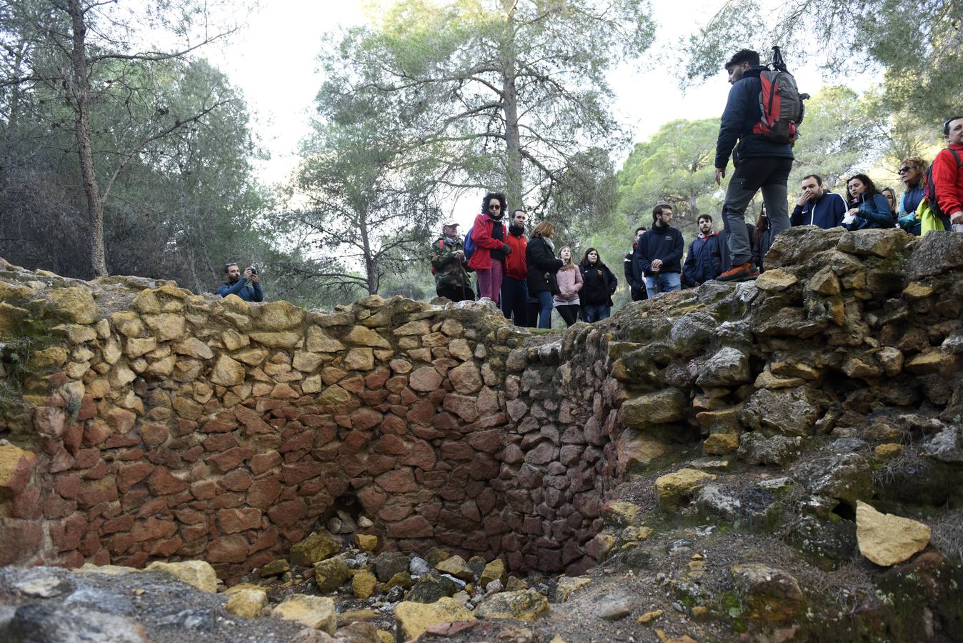 'La Verdad' se une a una excursión organizada por la Concejalía de Juventud por las zanjas defensivas en el Valle Perdido