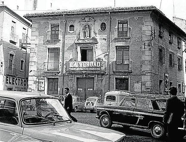 Periódico. Antigua sede de 'la Verdad', en la plaza Apóstoles, antes colegio de San Leandro.