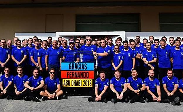 El equipo de Fernando Alonso dando las gracias al piloto español en Abu Dabi