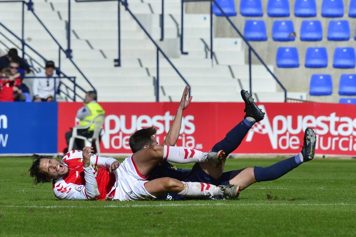 Los universitarios ganaron gracias a los goles de Kilian Grant y de Isi Ros, la expulsión de este último en la segunda parte marcó el dominio final de los de Herrero, que no aprovecharon la superioridad para empatar el encuentro