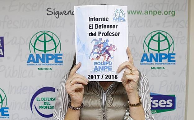 Una de las profesoras que ha denunciado episodios de acoso durante la presentación del Informe del Defensor del Profesor, realizado por ANPE.