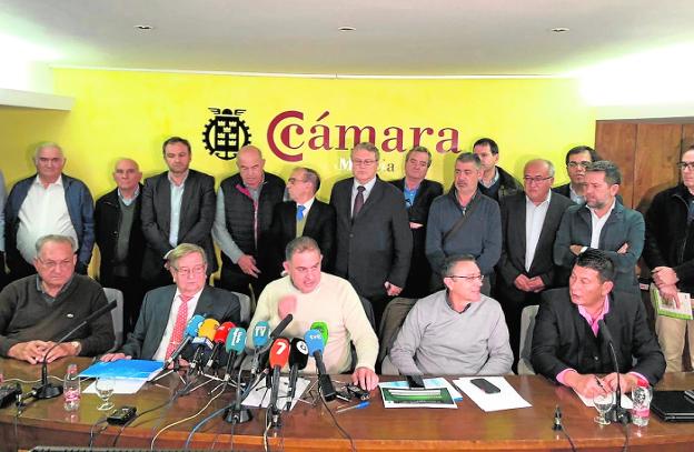 Los miembros del Círculo por el Agua reunidos ayer en la Cámara de Comercio de Murcia. 