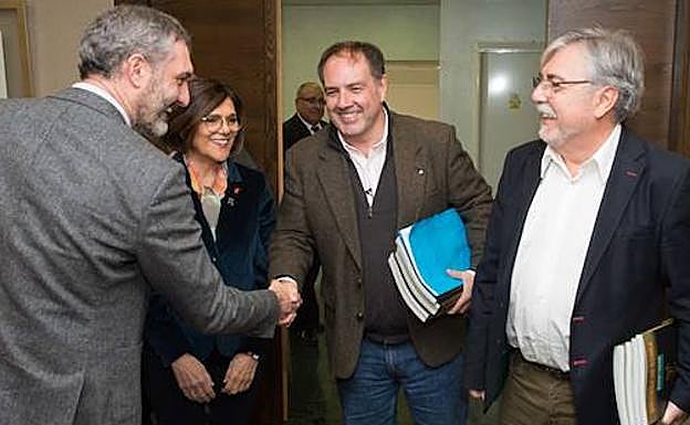 Óscar Urralburu e Ismael Crespo, que dirige el Cemop, se saludan, este martes, en Cartagena. 