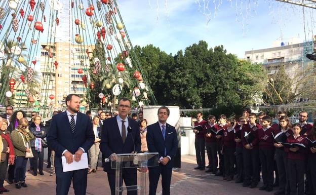 Un momento de la presentación de las actividades que se llevarán a cabo en el árbol de Navidad de la Plaza Circular de Murcia.