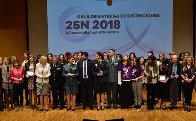 El presidente López Miras (c), anoche, con los galardonados con los premios 25-N, en el Auditorio Regional. 