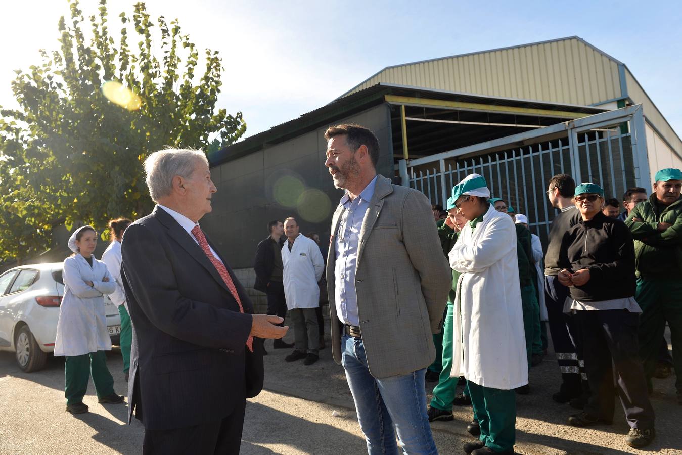 Los trabajadores y la dirección de la empresa se concentran en la nave de logística para evitarel intento de desahuciopor parte del Ministerio