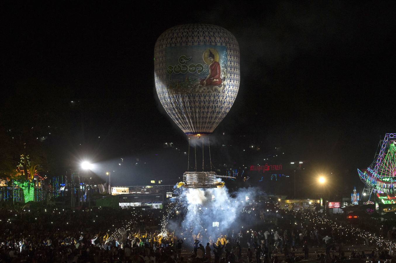 Devotos rezan durante el Festival de Tazaungdaing, en el templo budista de Kaba Aye Pagoda, en Rangún, Birmania. El Festival de Tazaungdaing es celebrado el día de luna llena de Tazaungmon, el octavo mes del calendario birmano, cuya procesión marca el final de la temporada de lluvias en el país.