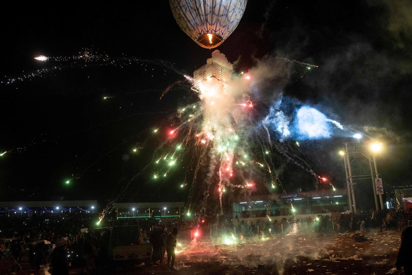 Devotos rezan durante el Festival de Tazaungdaing, en el templo budista de Kaba Aye Pagoda, en Rangún, Birmania. El Festival de Tazaungdaing es celebrado el día de luna llena de Tazaungmon, el octavo mes del calendario birmano, cuya procesión marca el final de la temporada de lluvias en el país.