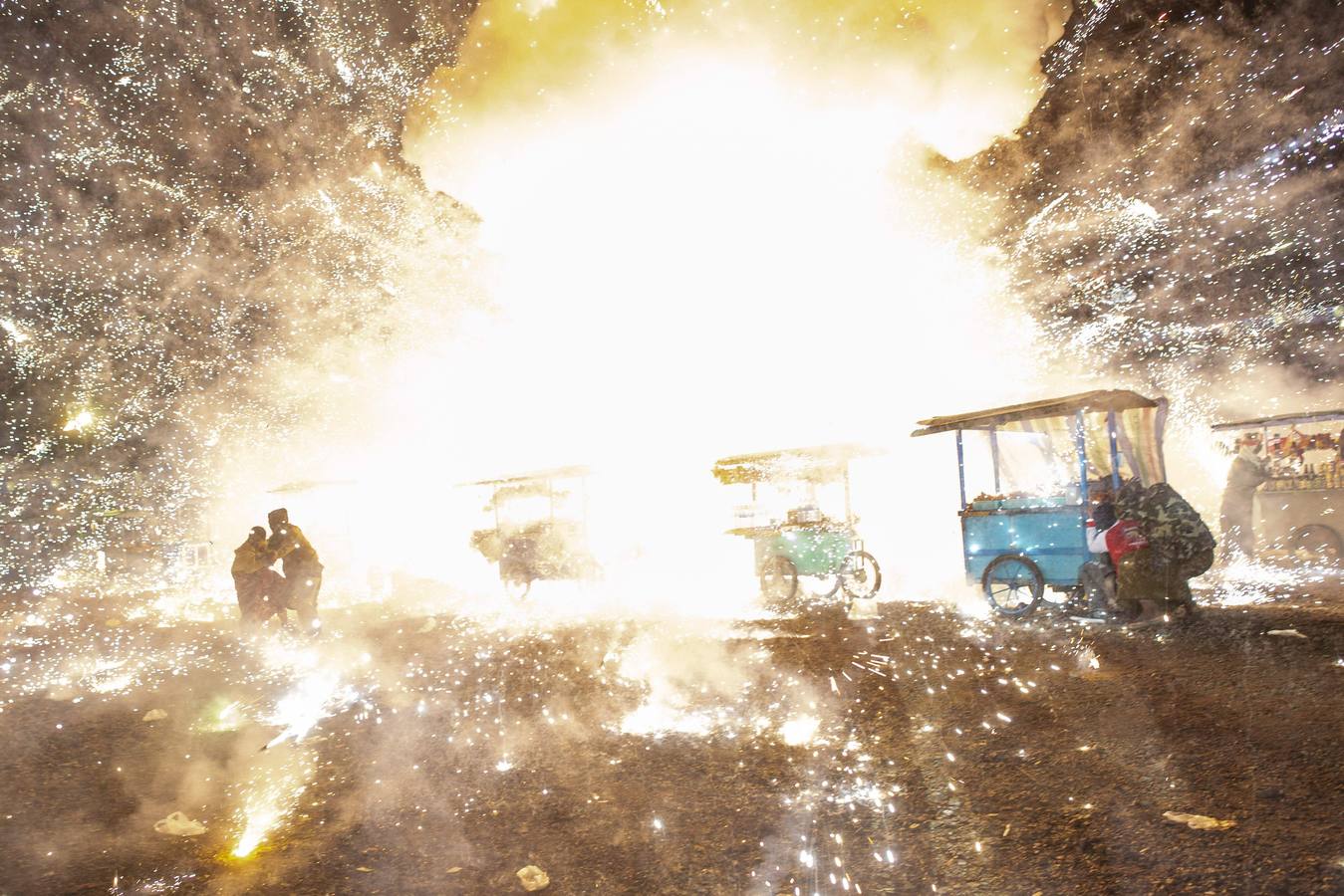 Devotos rezan durante el Festival de Tazaungdaing, en el templo budista de Kaba Aye Pagoda, en Rangún, Birmania. El Festival de Tazaungdaing es celebrado el día de luna llena de Tazaungmon, el octavo mes del calendario birmano, cuya procesión marca el final de la temporada de lluvias en el país.