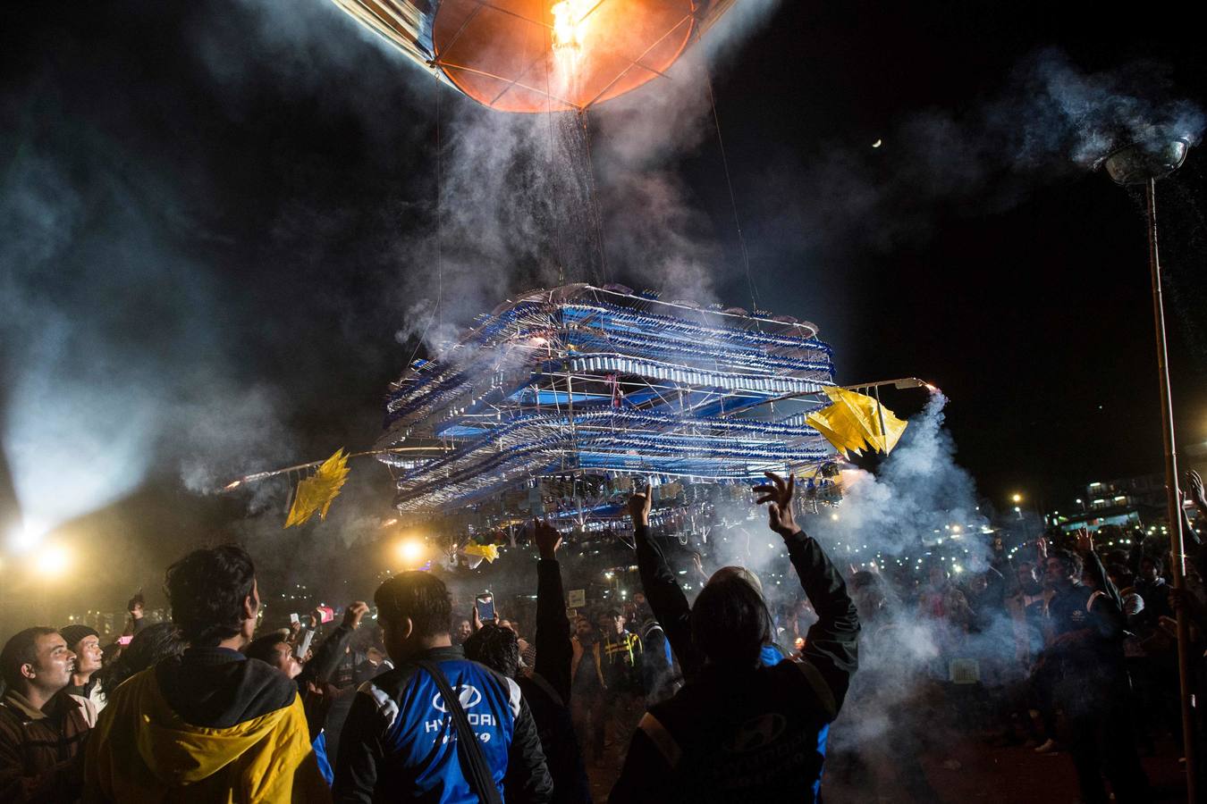 Devotos rezan durante el Festival de Tazaungdaing, en el templo budista de Kaba Aye Pagoda, en Rangún, Birmania. El Festival de Tazaungdaing es celebrado el día de luna llena de Tazaungmon, el octavo mes del calendario birmano, cuya procesión marca el final de la temporada de lluvias en el país.